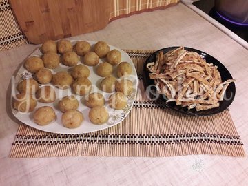 Лёгкий суп с куриными фрикадельками и яичной "лапшой" - шаг 7
