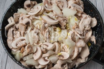 Бефстроганов из куриного филе - шаг 2