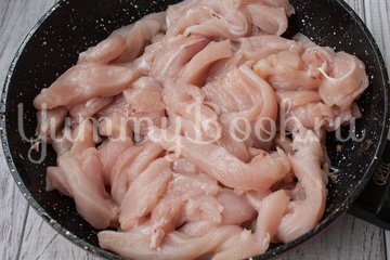 Бефстроганов из куриного филе - шаг 1