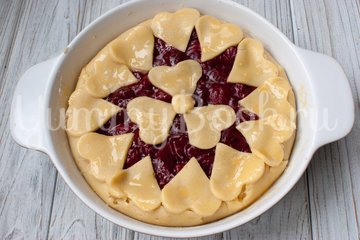 Пирог с вишнёвой начинкой - шаг 7