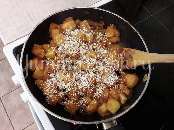 Картофель с соевым соусом и кунжутом  - шаг 7
