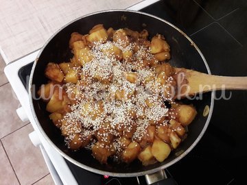 Картофель с соевым соусом и кунжутом - шаг 7
