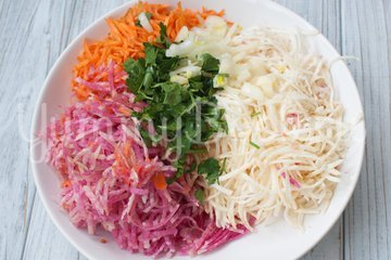 Салат из корня сельдерея и красной редьки - шаг 2
