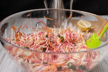 Салат из корня сельдерея и красной редьки - шаг 3