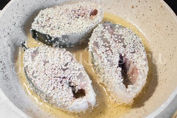 Тунец жареный в кунжутной панировке - шаг 3