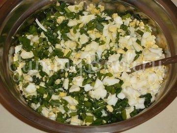Заливной пирог с луком и яйцами в мультиварке - шаг 1