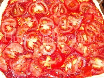Пицца с помидорами на тесте для итальянской пиццы - шаг 9