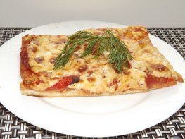 Пицца с помидорами на тесте для итальянской пиццы
