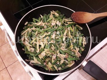 Стручковая фасоль с чесноком, яблоком и грецкими орехами - шаг 8