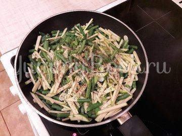 Стручковая фасоль с чесноком, яблоком и грецкими орехами - шаг 6