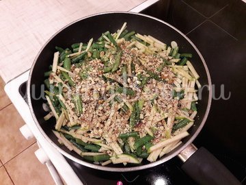 Стручковая фасоль с чесноком, яблоком и грецкими орехами - шаг 7