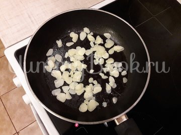 Стручковая фасоль с чесноком, яблоком и грецкими орехами - шаг 3