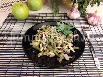 Стручковая фасоль с чесноком, яблоком и грецкими орехами - шаг 10