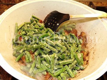 Жареная куриная печенка со стручковой фасолью - шаг 7