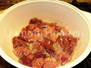 Жареная куриная печенка со стручковой фасолью - шаг 4
