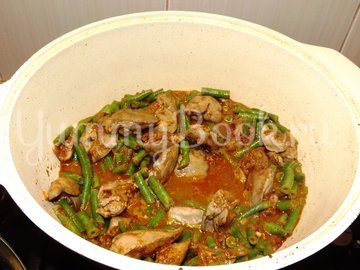Жареная куриная печенка со стручковой фасолью - шаг 9