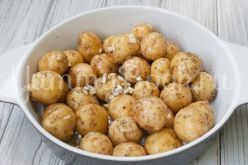 Молодой картофель в духовке - шаг 3
