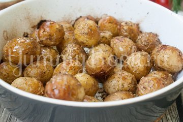 Молодой картофель в духовке - шаг 4