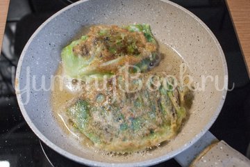 Молодая капуста в кляре - шаг 5