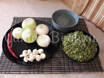 Пряная каша из зелёного гороха с луком - шаг 1