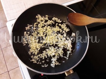 Пряная каша из зелёного гороха с луком - шаг 3