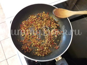Пряная каша из зелёного гороха с луком - шаг 5