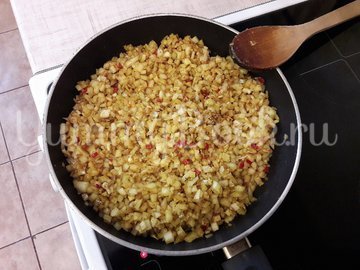 Пряная каша из зелёного гороха с луком - шаг 7