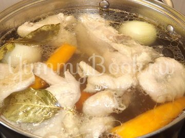 Куриный бульон с омлетом и зеленью - шаг 1