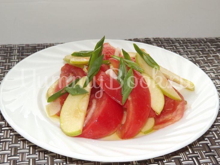 Летний салат с помидорами и яблоком - шаг 5