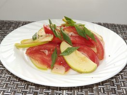 Летний салат с помидорами и яблоком