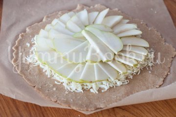 Галета с сыром и грушами - шаг 7