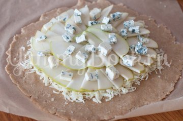 Галета с сыром и грушами - шаг 8