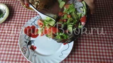 Легкий салат с овощами и курицей - шаг 3