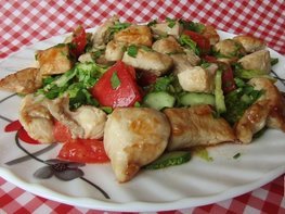 Легкий салат с овощами и курицей 