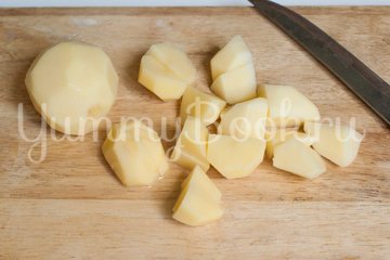 Суп-пюре с зелёным горошком и сыром - шаг 1