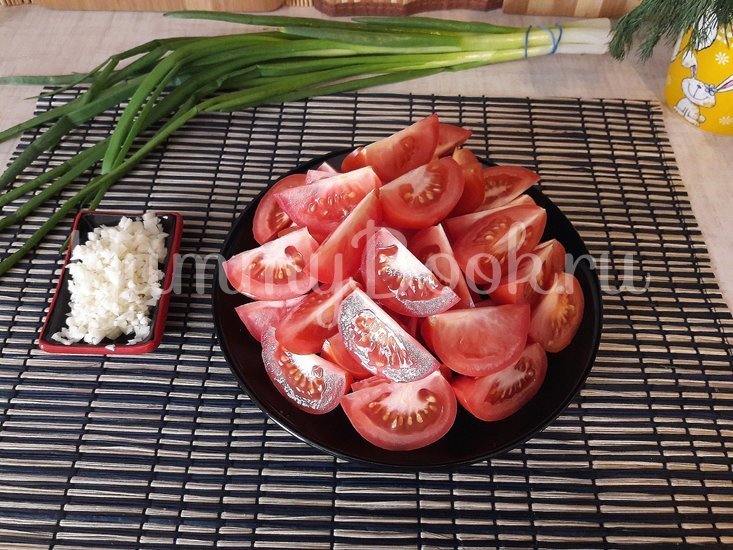 Тушёные помидоры с чесноком и зеленью - шаг 2