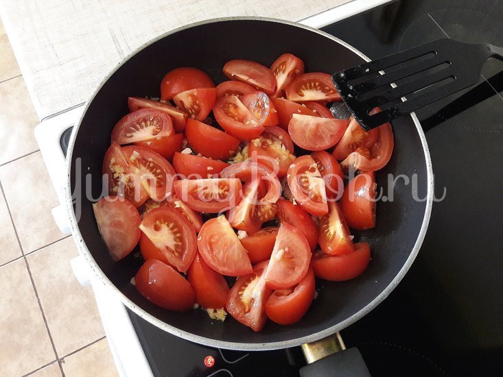 Тушёные помидоры с чесноком и зеленью - шаг 4