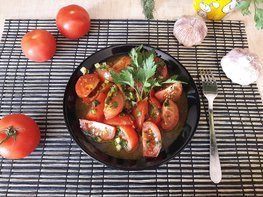 Тушёные помидоры с чесноком и зеленью