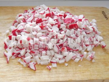 Салат с крабовыми палочками и рисом - шаг 6