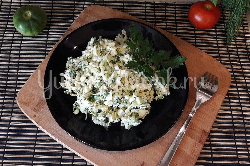 Капустный салат с яйцами и луком