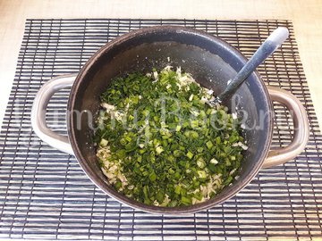 Капустный салат с яйцами и луком - шаг 3