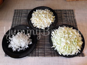 Капустный салат с яйцами и луком - шаг 2