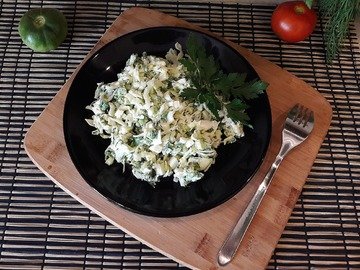 Капустный салат с яйцами и луком