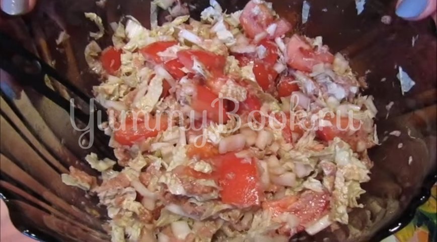 Салат с тунцом, пекинской капустой и помидорами - шаг 6
