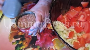 Салат с тунцом, пекинской капустой и помидорами - шаг 4