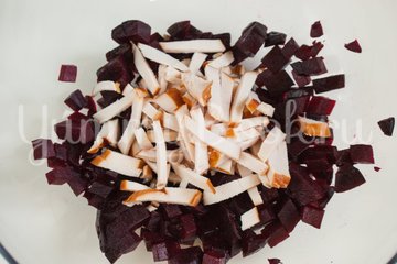Свекольный салат с кукурузой и копчёной грудинкой - шаг 3