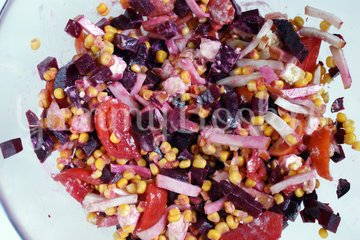 Свекольный салат с кукурузой и копчёной грудинкой - шаг 8