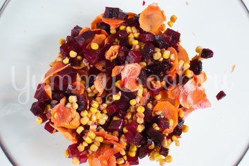 Салат со свеклой, кукурузой и морковью - шаг 4