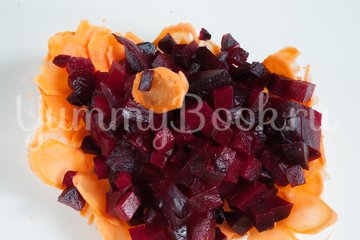 Салат со свеклой, кукурузой и морковью - шаг 2