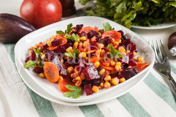 Салат со свеклой, кукурузой и морковью - шаг 5